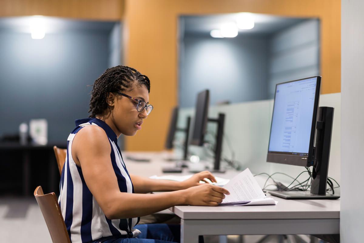 Student works in a computer lab at University of 罗彻斯特